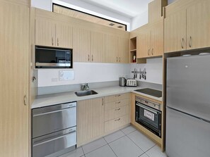 Fridge, microwave, oven, stovetop - Lakeside Diamond, Modern Luxury Apartment (Queenstown)