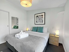 2 bedrooms, iron/ironing board, travel cot, WiFi - Lakeside Diamond, Modern Luxury Apartment (Queenstown)