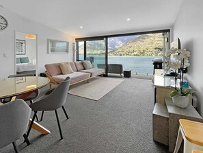 TV, stereo - Lakeside Diamond, Modern Luxury Apartment (Queenstown)