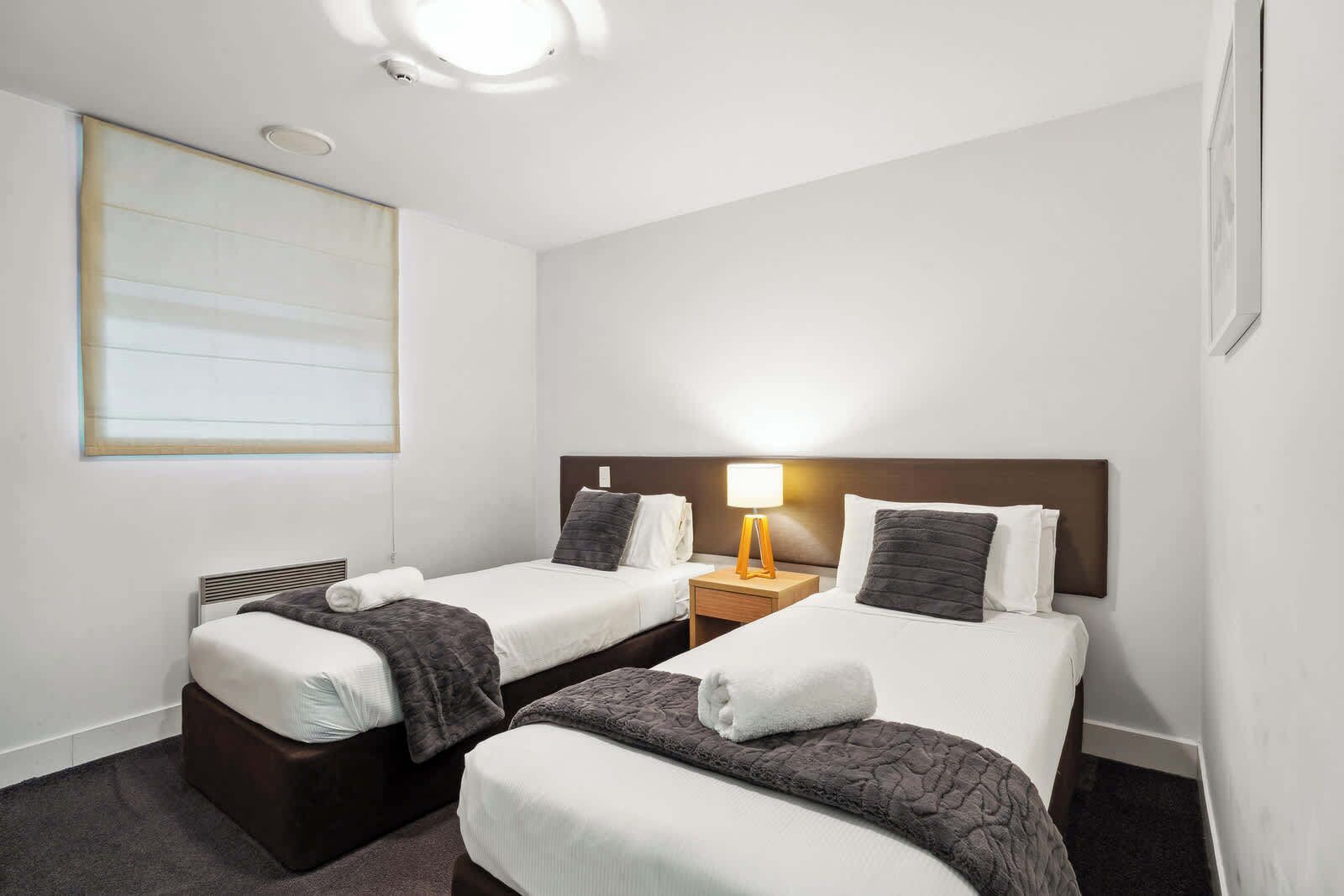 Tabla de planchar con plancha, wifi y ropa de cama 