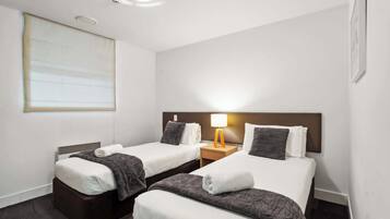 Tabla de planchar con plancha, wifi y ropa de cama