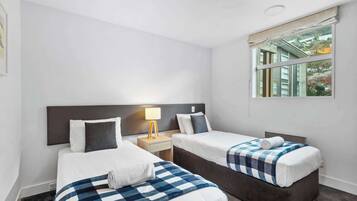 Tabla de planchar con plancha, wifi y ropa de cama