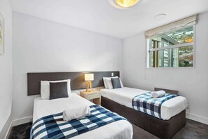 Tabla de planchar con plancha, wifi y ropa de cama 