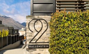Ein Steinschild mit der Nummer 22 und dem Namen 'HALLENSTEIN', das ein Hotel oder eine Unterkunft kennzeichnet.