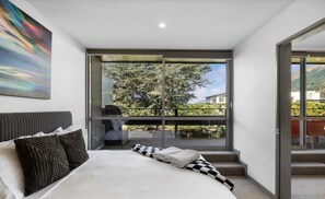 Iron/ironing board, WiFi, bed sheets - Hallenstein Street Retreat, 3Bedroom Queenstown Home (Queenstown)