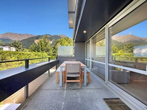 Outdoor dining - Hallenstein Street Retreat, 3Bedroom Queenstown Home (Queenstown)