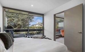Iron/ironing board, WiFi, bed sheets - Hallenstein Street Retreat, 3Bedroom Queenstown Home (Queenstown)