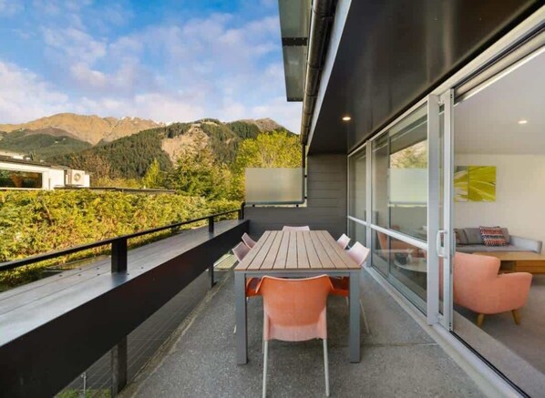 Outdoor dining - Hallenstein Street Retreat, 3Bedroom Queenstown Home (Queenstown)