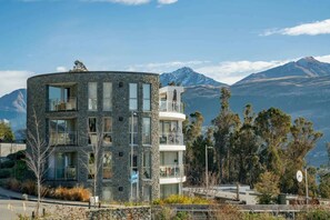 Exterior - Sunlit Serenity, Lakefront Apartment (Kawarau Falls)