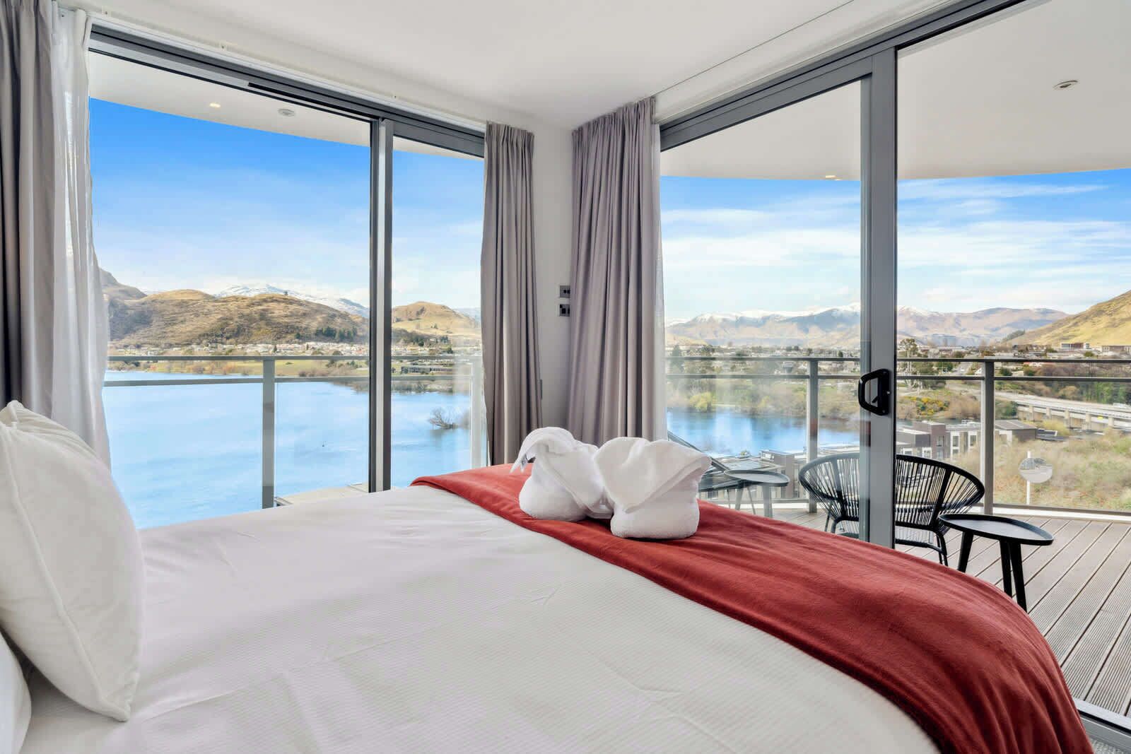 Desk, iron/ironing board, WiFi, bed sheets