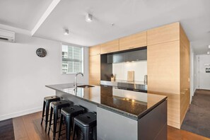 Fridge, microwave, stovetop, dishwasher - Waterfront 3 Bedroom Marina Gem (Queenstown)