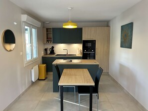 Kühlschrank, Mikrowelle, Ofen, Geschirrspüler