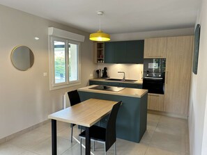 Kylskåp, mikrovågsugn, ugn och diskmaskin