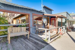 Terrace/patio - The Lion's Den - A cozy inn all to yourself right on Main Street! (Pioche)
