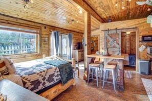 Free WiFi, bed sheets - The Lion's Den - A cozy inn all to yourself right on Main Street! (Pioche)