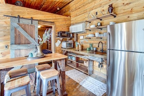 Kühlschrank, Mikrowelle, Wasserkocher mit Kaffee-/Teezubehör