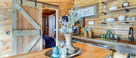 ثلاجة، ميكروويف، ماكينة لصنع القهوة/الشاي، غلّاية كهربائية