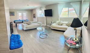 TV - "Monthly Stay • Pool - WiFi - Parking - Near Strip (Las Vegas)