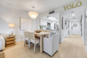 Dining - Newly Remodeled, Naples Escape 2 Kings, Pickleball (Naples)