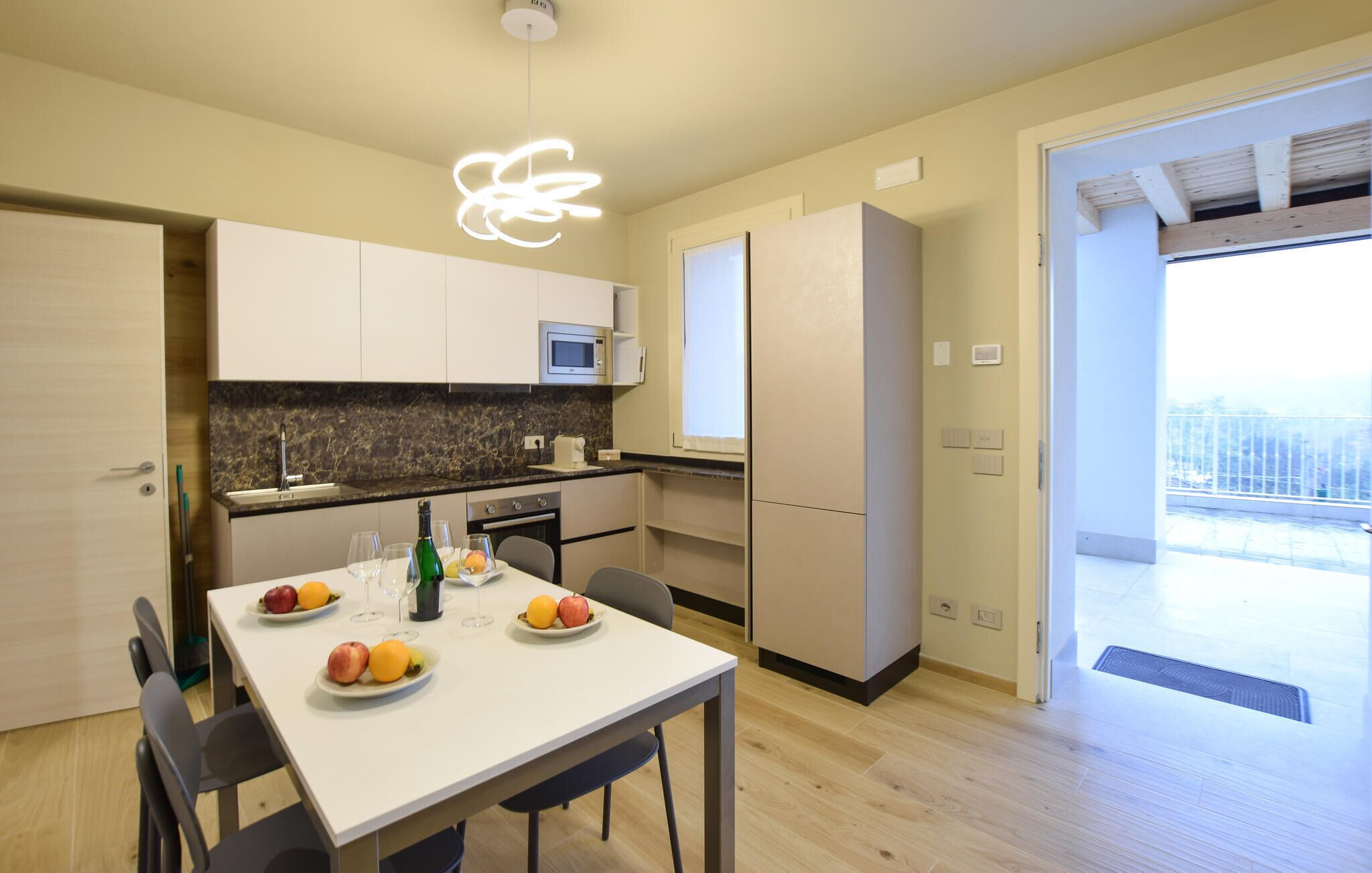 Kjøleskap, ovn, oppvaskmaskin og kaffetrakter/tekoker