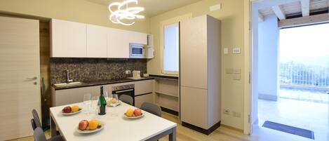 Kjøleskap, ovn, oppvaskmaskin og kaffetrakter/tekoker