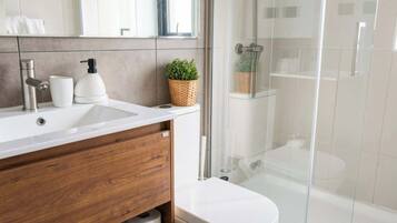 Shower, hair dryer, towels, shampoo