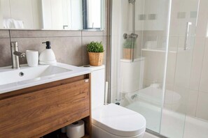 Regadera, secadora de cabello, toallas, shampoo 