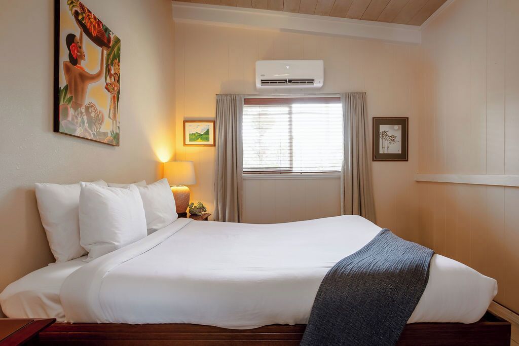 Tabla de planchar con plancha, internet y ropa de cama 