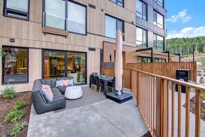 Outdoor dining - Modern 2 bedroom 2 bathroom Ski In&Ski Out 007 (Snowmass Village)