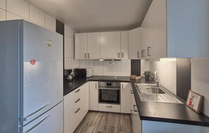 Kjøleskap, ovn, kokeplater og oppvaskmaskin