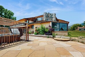 Terrace/patio - Spacious Home w/ Pool & Hot Tub in Arroyo Seco! (Arroyo Seco)