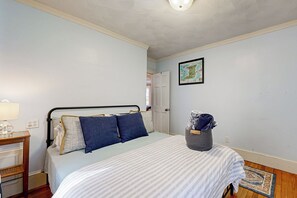 Tabla de planchar con plancha, internet y ropa de cama 