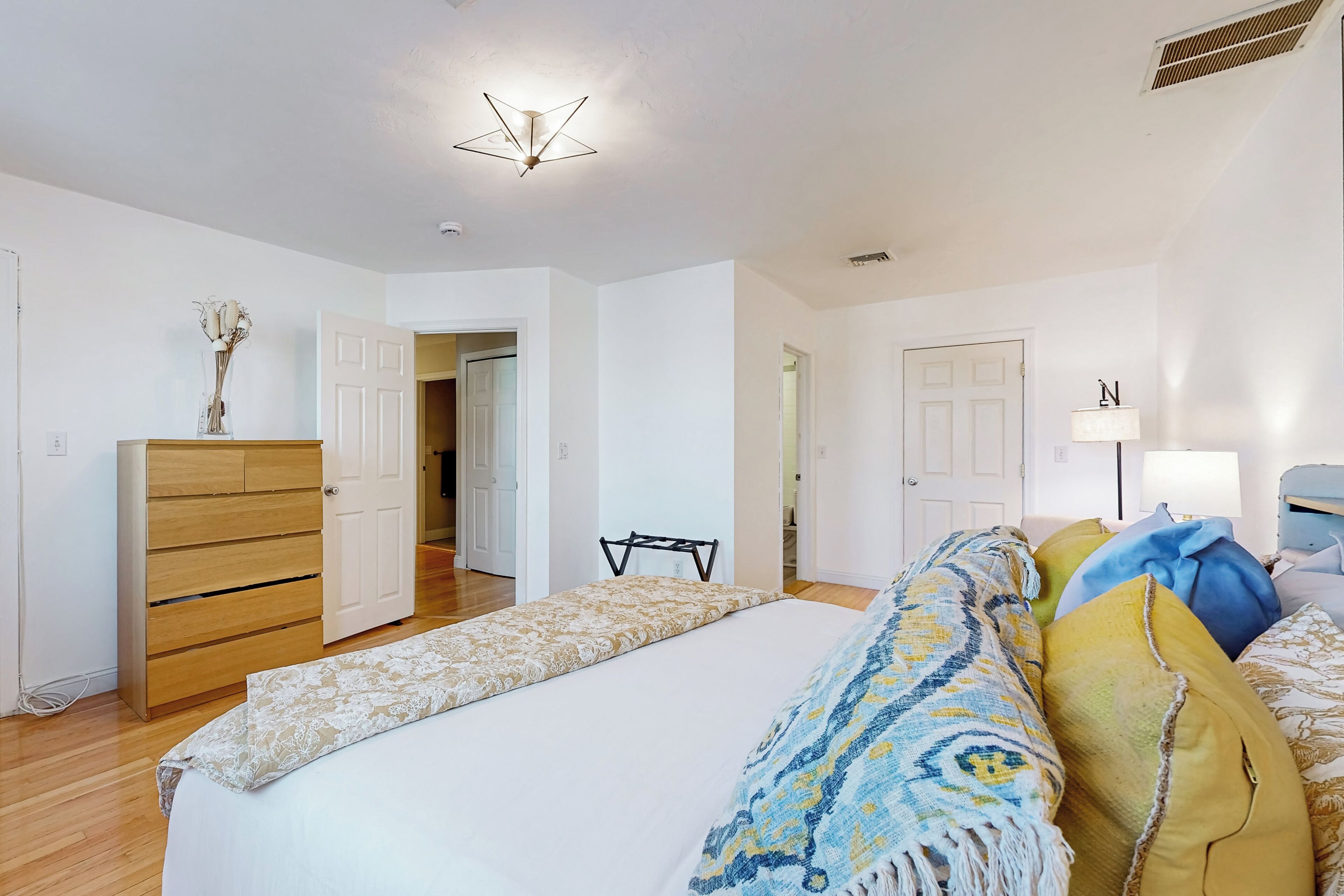 3 bedrooms, iron/ironing board, Internet, bed sheets