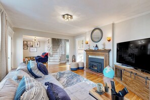 Télévision, cheminée, livres