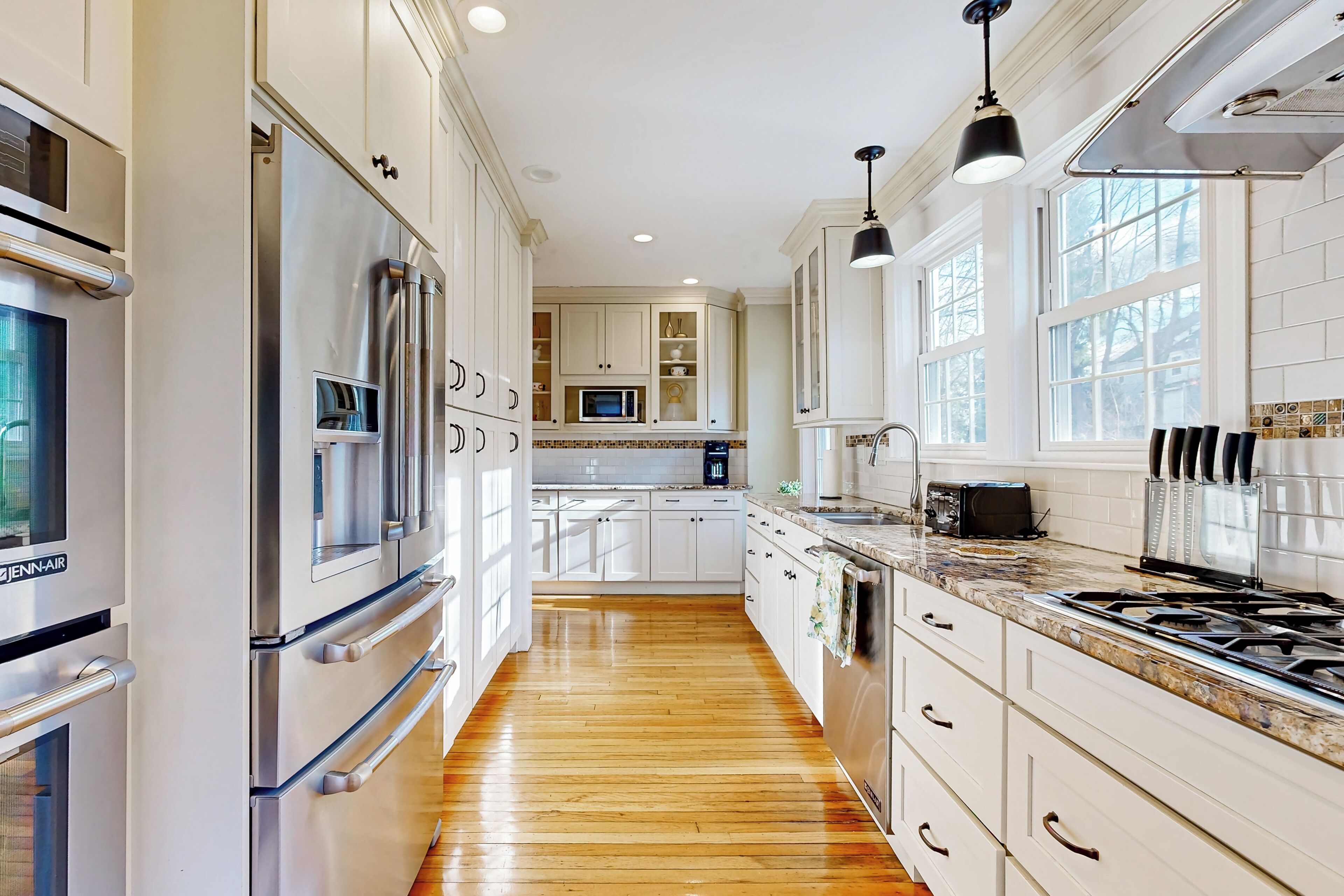 Réfrigérateur, micro-ondes, plaque de cuisson, lave-vaisselle