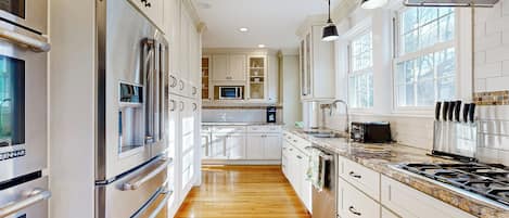 Kühlschrank, Mikrowelle, Herdplatte, Geschirrspüler