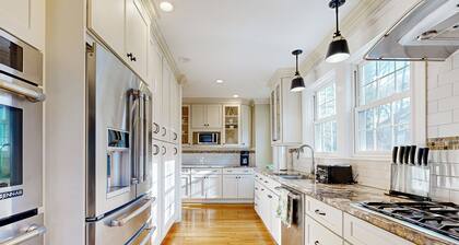 Walk to Transit & Eats! 'Urban Oasis in Newton'