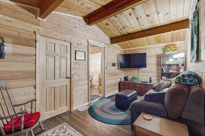 TV, DVD player - 7 Mi to Ski Resorts: Dog-Friendly Sugarloaf Cabin (Sugarloaf)