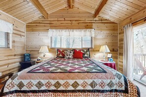 2 bedrooms, Internet, bed sheets - 7 Mi to Ski Resorts: Dog-Friendly Sugarloaf Cabin (Sugarloaf)
