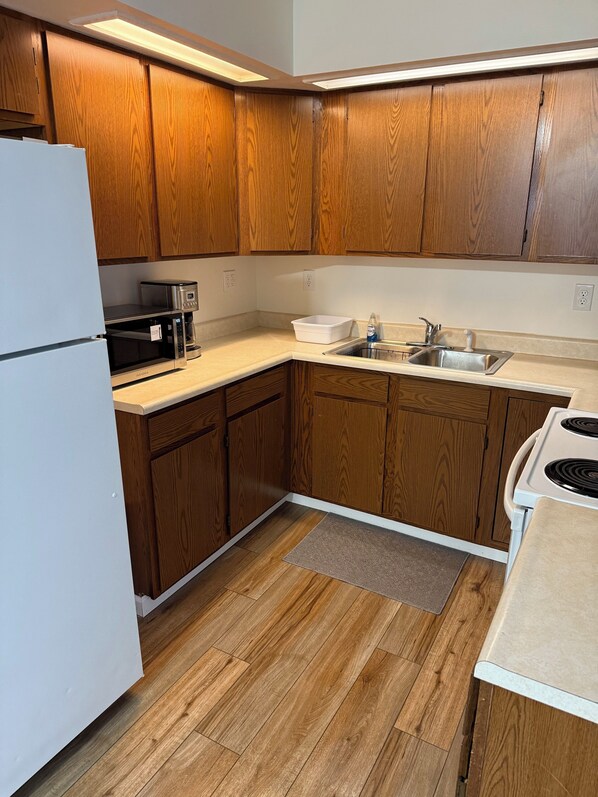 Een koelkast, een magnetron, een oven, een kookplaat