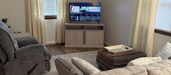 Eaton OH  1-queen bed condo, full kitchen near Richmond In and Oxford sleeps two