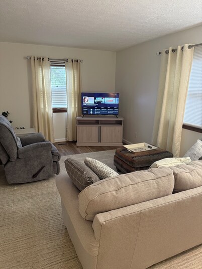 Eaton OH  1-queen bed condo, full kitchen near Richmond In and Oxford sleeps two