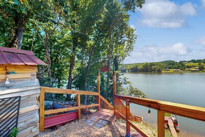 Hot Tub + Fire Pit: Lakeside Getaway, Dogs Welcome