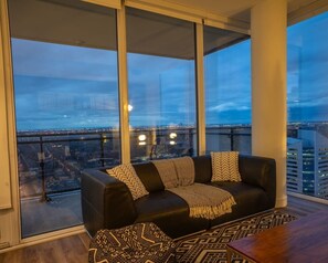 Televisión y oficina 