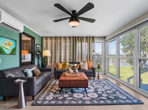 TĂ©lĂ©viseur connectĂ©, livres, Ă©cran dâordinateur