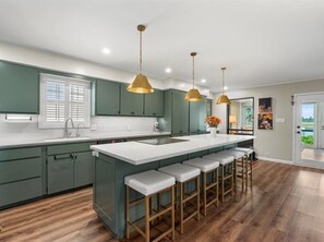 Réfrigérateur, four à micro-ondes, un four, surface de cuisson