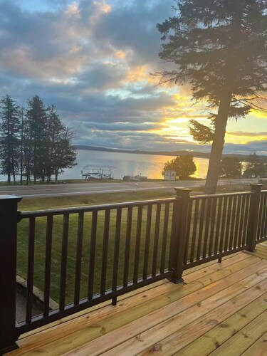 Lake View 2BR - 2-Min Walk to Sandy Beach - Sleeps 4-6 - Boyne City