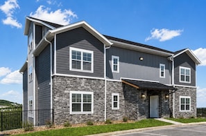 Exterior - Perfectly located for Branson fun, No step access, 2 pools and modern finishes. (Branson)