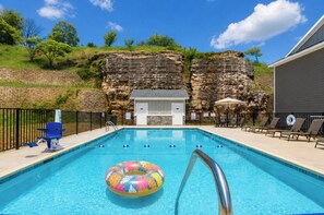 Outdoor pool - Perfectly located for Branson fun, No step access, 2 pools and modern finishes. (Branson)