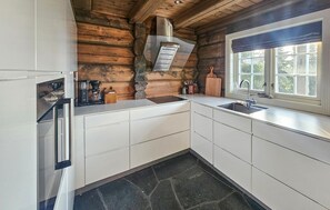 Een koelkast, een oven, een kookplaat, een vaatwasser